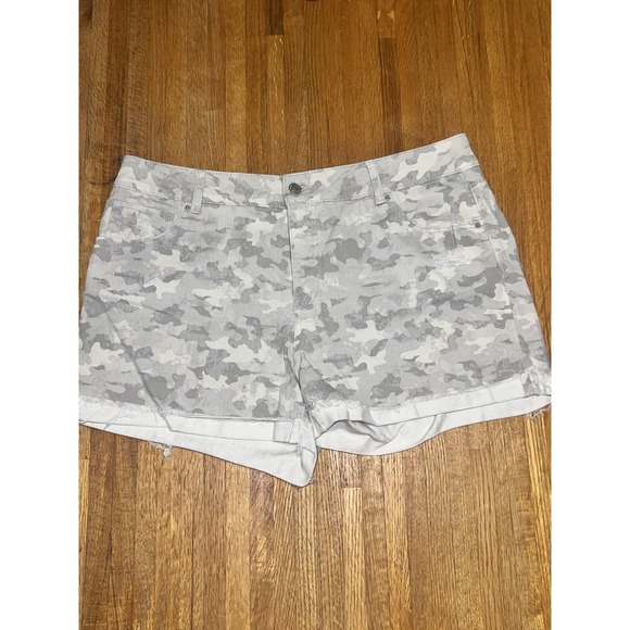 Time and Tru Pants - Time & Tru Gray‎ Mid-Rise Grey Camo Denim Shorts Size 18